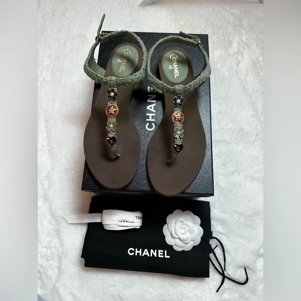 CHANEL Women's Sandals with Green Straps-Thongs,Tweed brand new with box